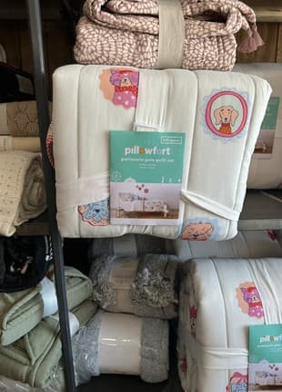 Pillowfort kids quilt set with dogs, new with tags